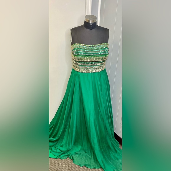 Formal gown/ Prom dress/ Wedding guest /Curvy emerald strapless gown